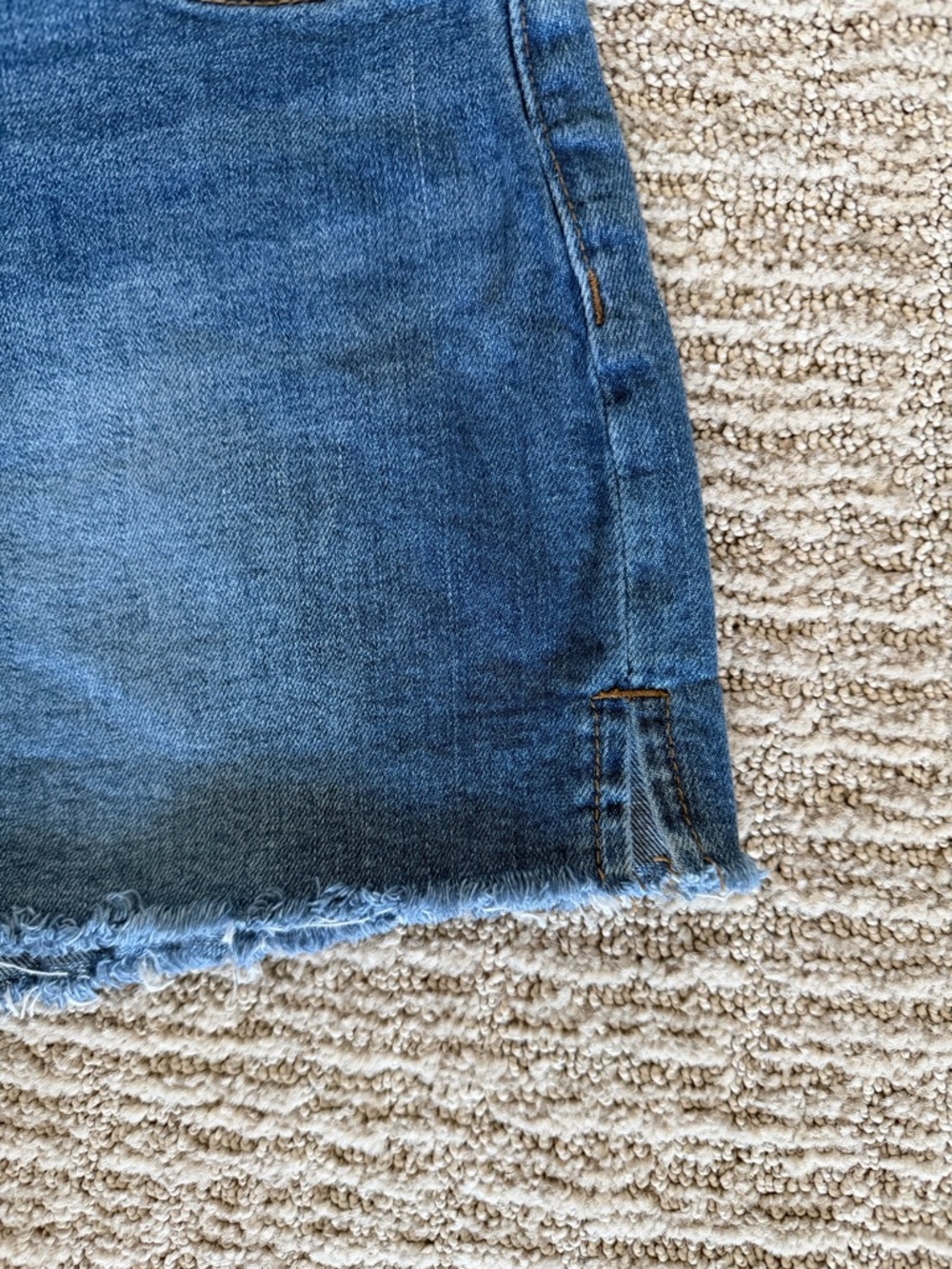 Joe's Jeans Medium Blue Frayed Hem Women's Denim Shorts Size 26 - Picture 2 of 4